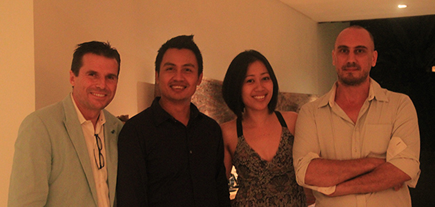 Como team & the artist Como team & the artist